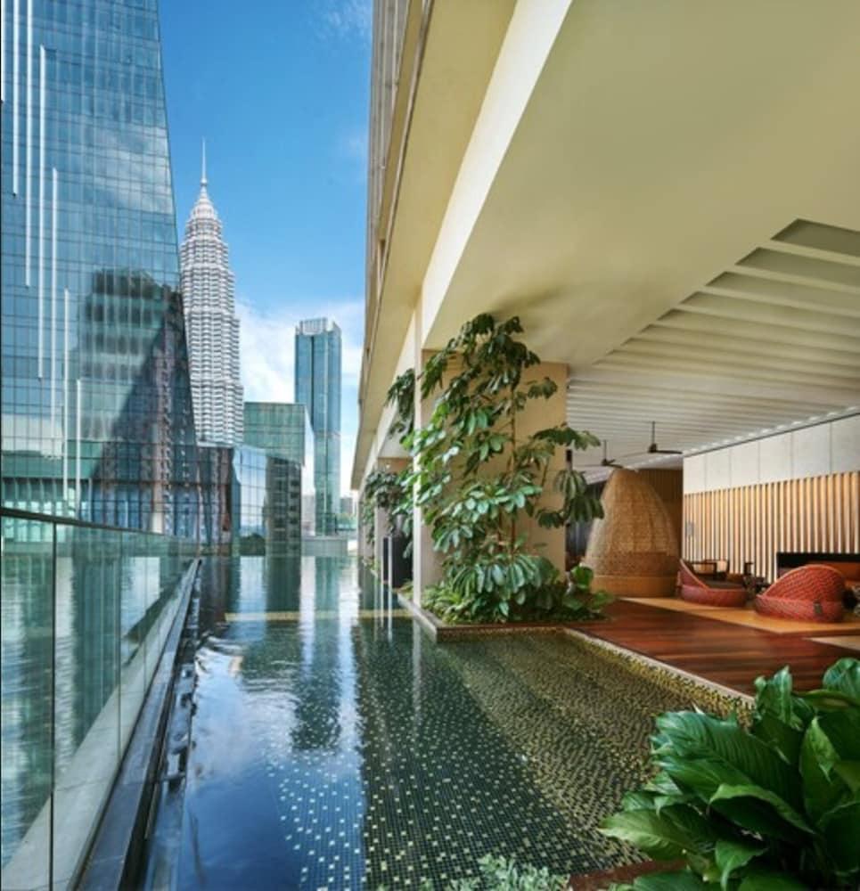 The Ruma Hotel And Residences Kuala Lumpur Exterior foto The pool at the hotel