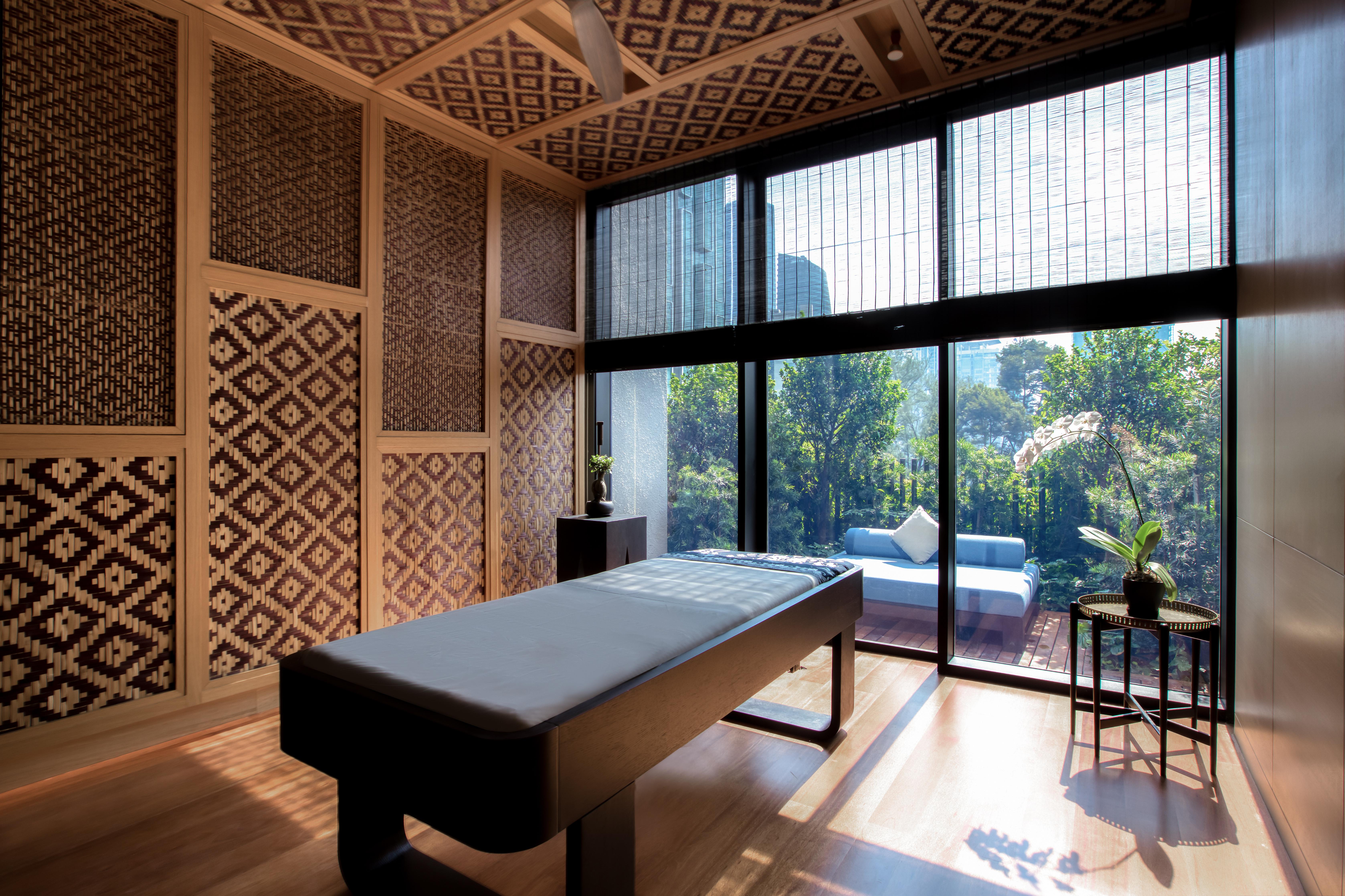 The Ruma Hotel And Residences Kuala Lumpur Exterior foto The photo displays a tranquil room designed for relaxation or therapy. The room features a massage table centered in the space, with elegant wooden accents. The walls are adorned with intricate geometric patterns, contributing to a serene atmosphere.